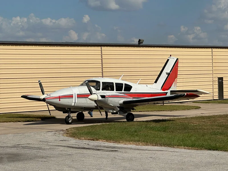 Piper Aztec F – Garfield